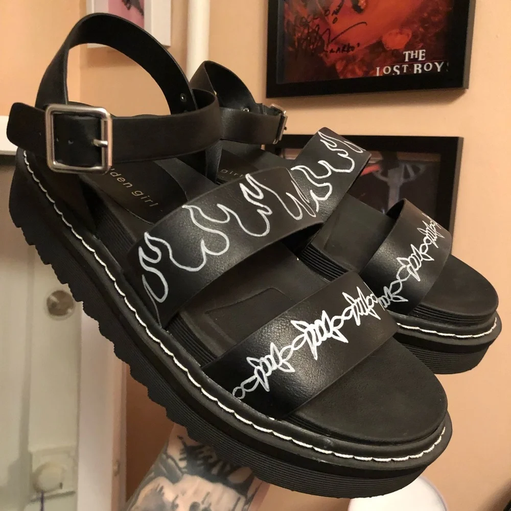 Upcycled dr. Marten style sandals - Picture 5 of 5